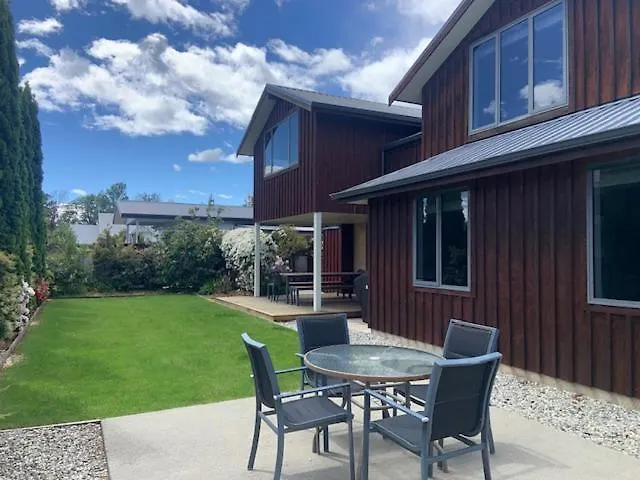 Vakantiehuis Upton Alpine Retreat - Warm & Modern 2 Bedroom - 5 Mins Walk To & Town Wanaka