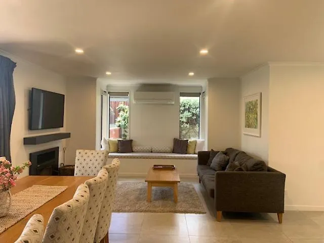 Upton Alpine Retreat - Warm & Modern 2 Bedroom - 5 Mins Walk To & Town Wanaka