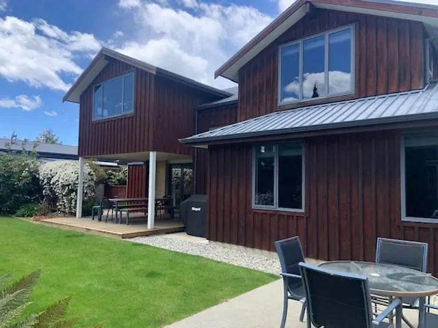Upton Alpine Retreat - Warm & Modern 2 Bedroom - 5 Mins Walk To & Town Vakantiehuis