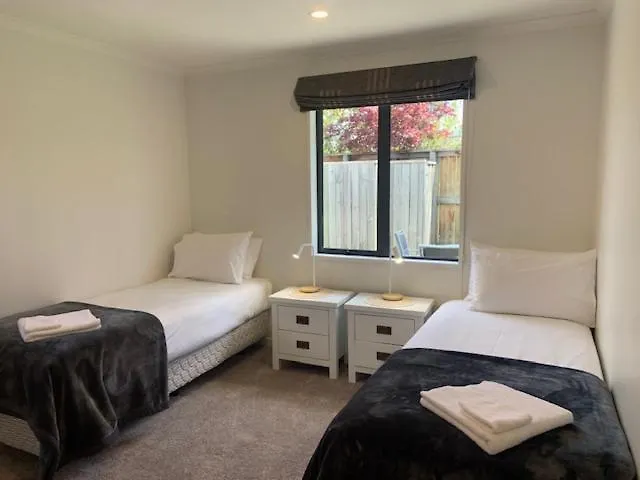 Vakantiehuis Upton Alpine Retreat - Warm & Modern 2 Bedroom - 5 Mins Walk To & Town *
