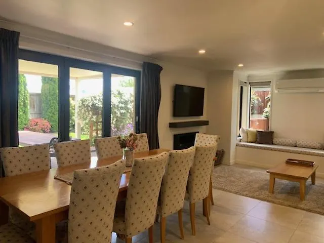 Holiday home Upton Alpine Retreat - Warm & Modern 2 Bedroom - Near & Town