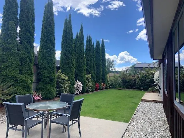 Upton Alpine Retreat - Warm & Modern 2 Bedroom - Near & Town Holiday home *